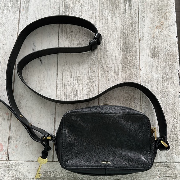 New without tags black leather Fossil crossbody. - Picture 1 of 7
